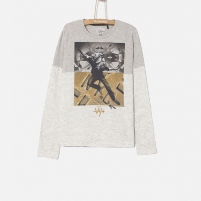 Camisola de manga comprida cinzenta com estampa retangular e cabide de madeira