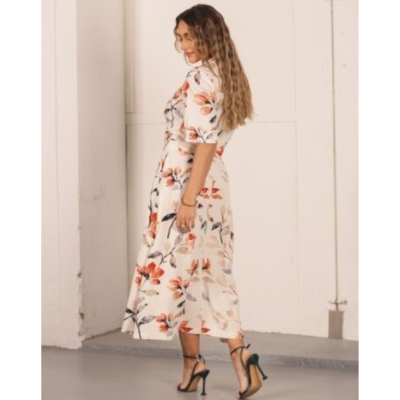 Vestido longo floral branco de mulher em ambiente interior