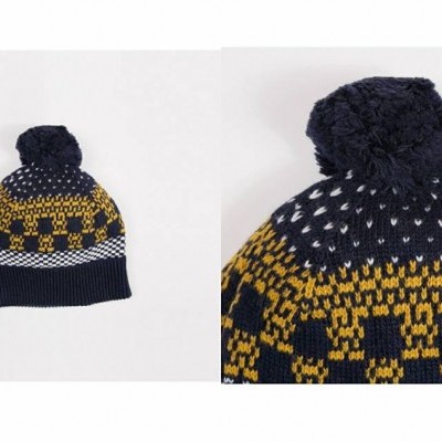 Gorro de malha azul escuro com pompom e padrão amarelo e branco