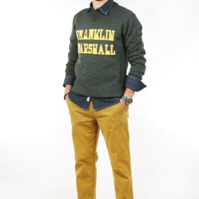 Homem com camisola verde 'FRANKLIN MARSHALL', calças khaki e sapatilhas verdes