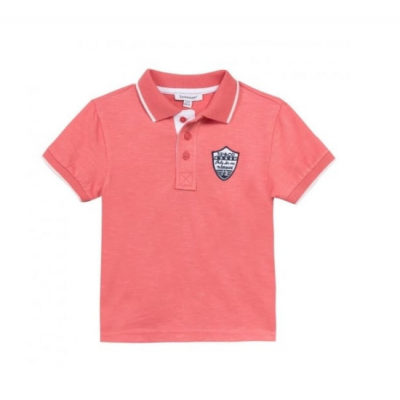 Polo de criança coral com gola e detalhes em branco e emblema azul no peito