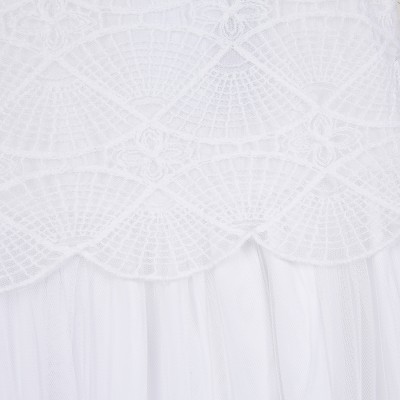 tecido branco com renda em padrão circular e flores, e tule transparente por baixo