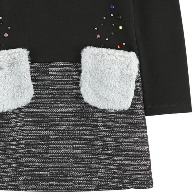 Vestido ou camisola preta com bolsos peludos brancos e saia riscada preta e cinza