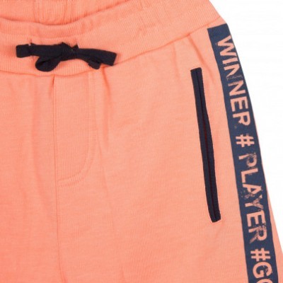 Calções cor de salmão com cordão preto e faixa lateral azul com texto branco