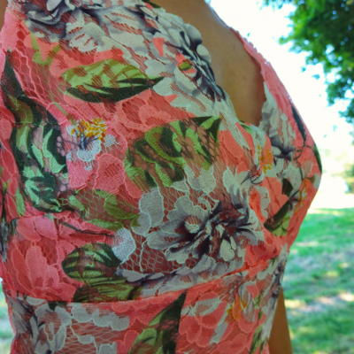 vestido feminino floral com renda, decote em V e sem mangas, em ambiente exterior