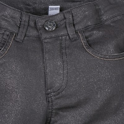 Calças pretas brilhantes com botão metálico e bolsos