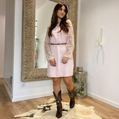 Vestido rosa claro com mangas de renda e cinto fino castanho