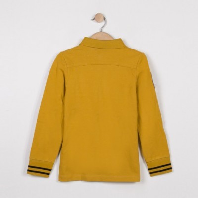 Camisa de manga longa amarela mostarda para criança pendurada