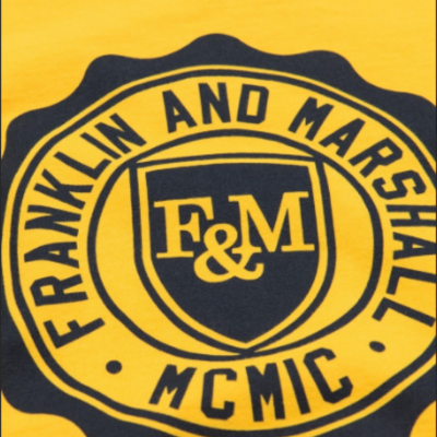 Logótipo Franklin and Marshall em t-shirt amarela