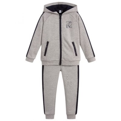 Conjunto desportivo cinzento com capuz e calças com faixas pretas