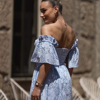 Vestido azul claro com bordado inglês e mangas bufantes, decote ombro a ombro