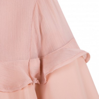 Roupas cor-de-rosa claro com tecido fluído e rebordo ondulado