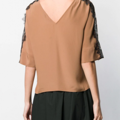 Blusa castanha com renda preta nas mangas vista pelas costas