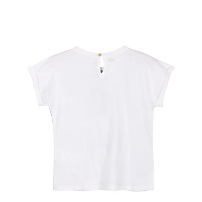 T-shirt branca de manga curta vista de costas com botão dourado