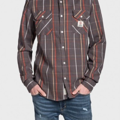Camisa de homem xadrez cinza com botões brancos e bolsos, usada com jeans azul