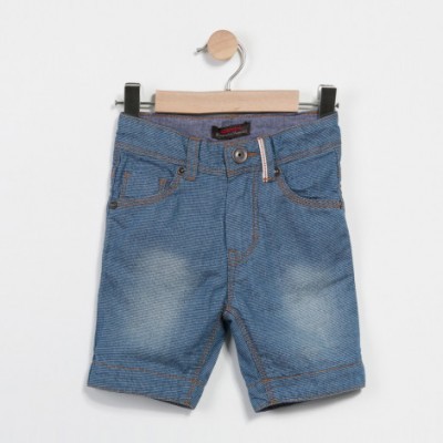 Calções de ganga azuis para crianças com costuras castanhas, pendurados num cabide de madeira