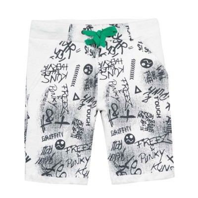 Calções brancos com padrão de graffiti e cordão verde
