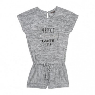Macacão cinza claro curto com texto impresso e cordão na cintura.