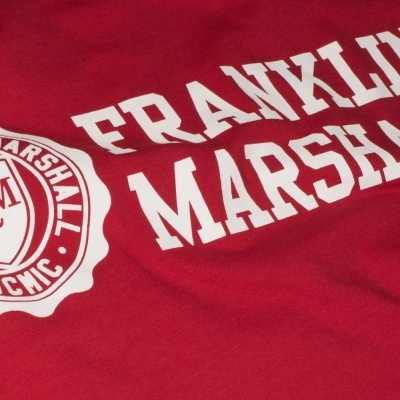Detalhe de tecido vermelho com texto branco Franklin Marshall.