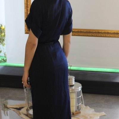 Vestido comprido azul escuro em mulher de costas