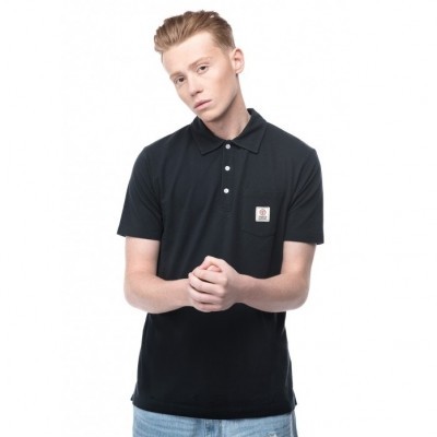 Polo preto de homem com gola e botões, etiqueta frontal, tecido liso