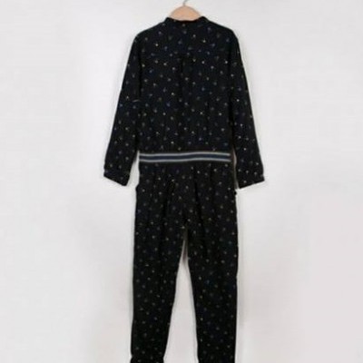 Conjunto de roupa escura com padrão de pequenos desenhos coloridos pendurado num cabide