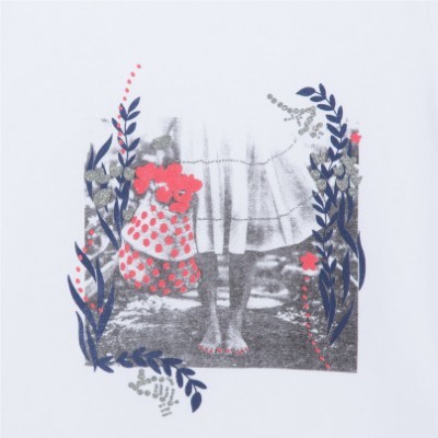 Estampa de fotografia em preto e branco de criança com vestido, rodeada de padrões florais coloridos numa t-shirt branca.