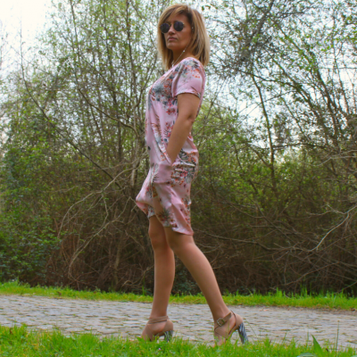 Vestido rosa claro com padrão floral usado ao ar livre