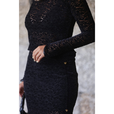 Vestido preto de renda floral com detalhes dourados