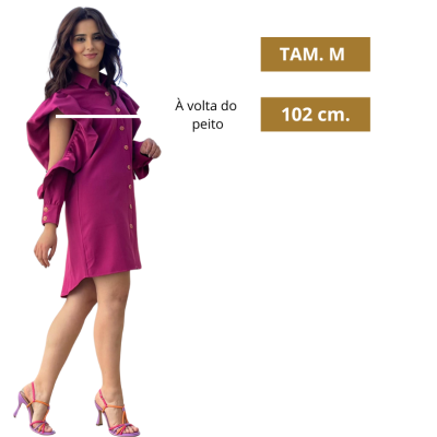 Vestido curto rosa com botões e salto alto em fundo branco