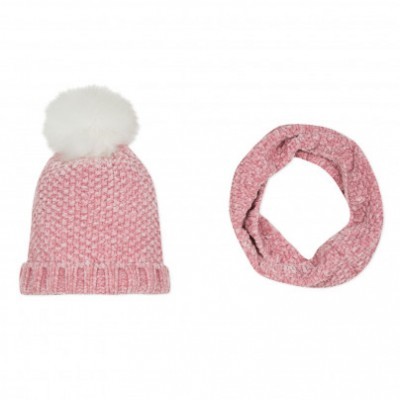 Gorro rosa com pompom branco e cachecol rosa em malha sobre fundo branco.