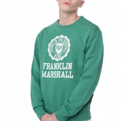 Sweatshirt verde com texto branco de Franklin Marshall e calças de ganga claras