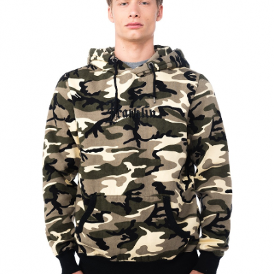 Sweatshirt com capuz camuflado verde, castanho, bege e preto com texto no peito