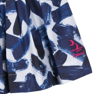 Tecido branco com padrão azul e bordado rosa com texto Catimini