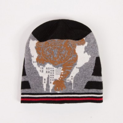 Gorro tricotado cinzento e preto com padrão de tigre e riscas vermelhas e brancas na base