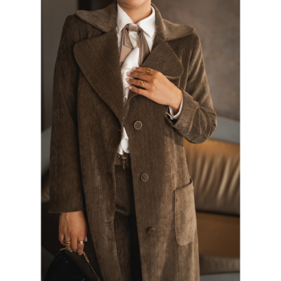 Casaco castanho de veludo cotelê com botões e bolso exterior
