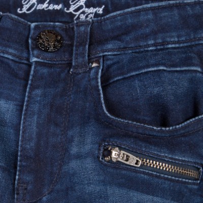 Calças de ganga azul escuro com botão metálico e zíper no bolso