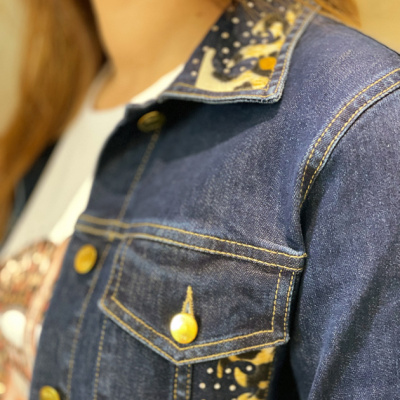 Casaco de ganga azul escuro com bolso e botão dourado