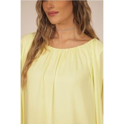 Blusa amarela clara feminina com decote arredondado franzido e mangas largas