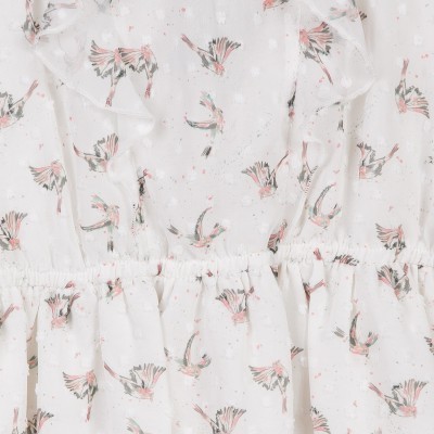 Tecido branco com padrão de pássaros cor-de-rosa e cinza com franzido