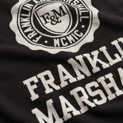 Peça de vestuário preta com texto e logotipo branco Franklin and Marshall
