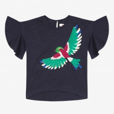 T-shirt azul-escuro com bordado colorido de pássaro e mangas curtas estilo asa de borboleta