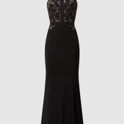 Vestido longo preto com parte superior em renda e gola alta