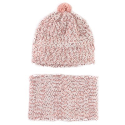 Gorro e cachecol rosa e branco em tecido felpudo com pompom