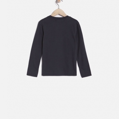 T-shirt preta de manga comprida pendurada em cabide de madeira