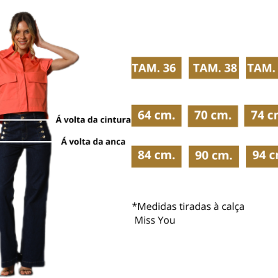 Mulher com camisa laranja e calças jeans pretas ao lado de tabela de tamanhos e medidas.