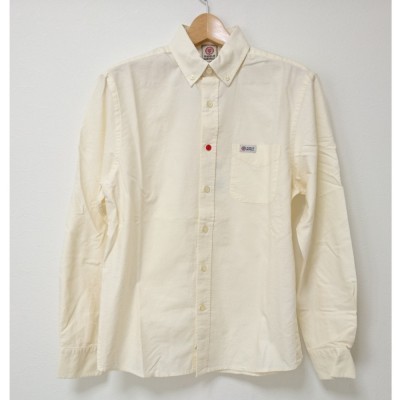 Camisa creme de mangas compridas com botão vermelho e bolso com etiqueta Orvis