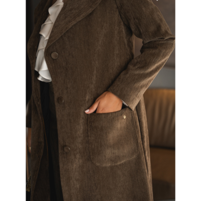 Casaco castanho comprido com bolso quadrado e botão