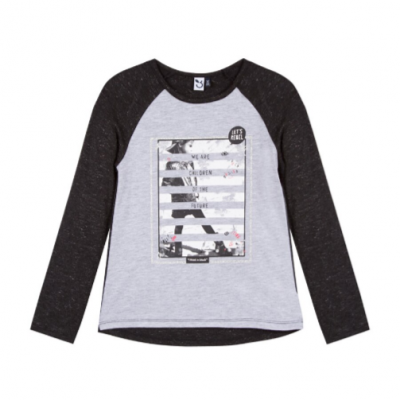 Camisola de manga comprida cinzenta e preta com estampa e texto no centro