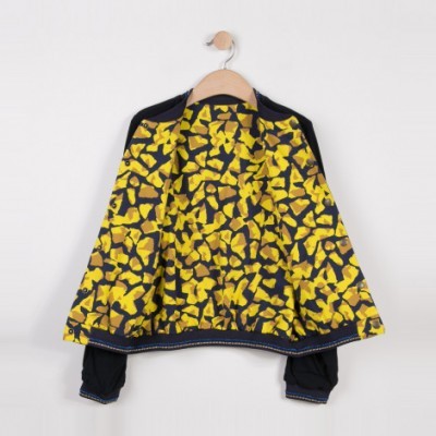 Blusão preto com interior amarelo e castanho estampado pendurado em cabide